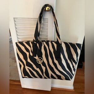 Michael Kors Black and Beige
Zebra X-large Tote With Leather Trim